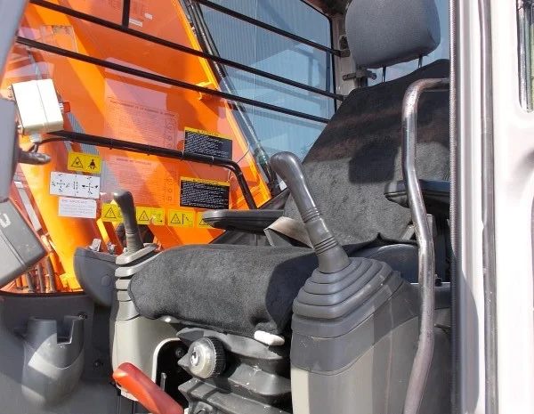 Hitachi ZX225USlc экскаватор на гусеничном- фото № 3