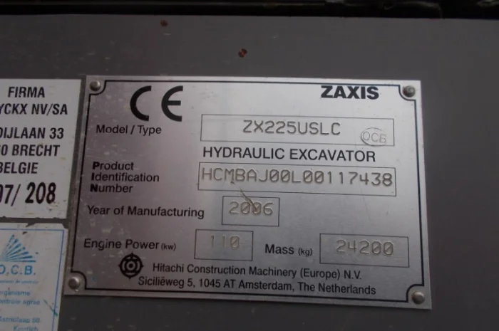 Hitachi ZX225USlc экскаватор на гусеничном- фото № 4