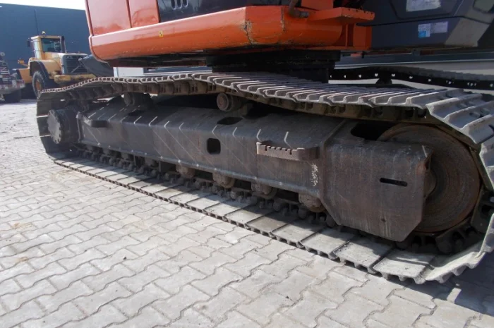 Hitachi ZX225USlc экскаватор на гусеничном- фото № 6