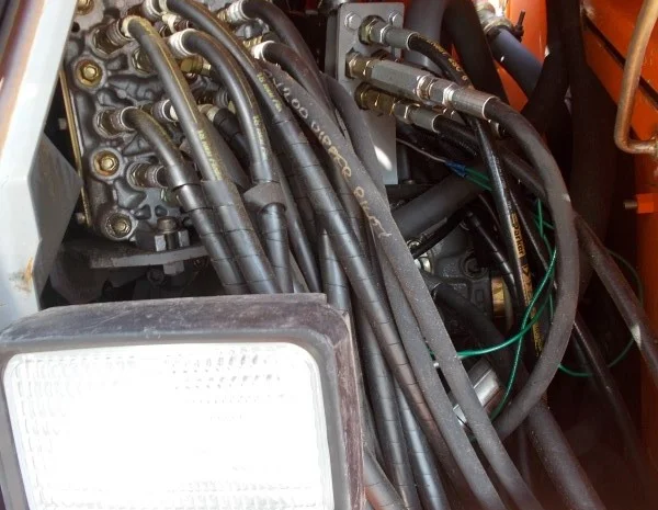 Hitachi ZX225USlc экскаватор на гусеничном- фото № 8