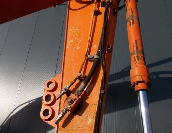 Hitachi ZX210LC-3 экскаватор на гусеничном ходу- фото № 4