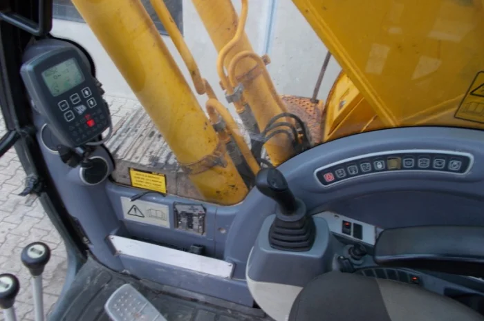 Экскаватор JCB JS200LC на гусеничном ходу- фото № 5