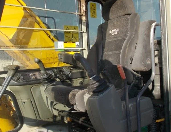 Экскаватор Kato HD1023 III LC на гусеничном ходу- фото № 2