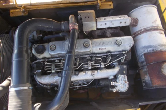 Экскаватор Kato HD1023 III LC на гусеничном ходу- фото № 6