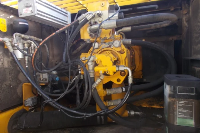 Экскаватор Kato HD1023 III LC на гусеничном ходу- фото № 8