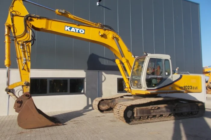 Экскаватор Kato HD1023 III LC на гусеничном ходу- фото № 1
