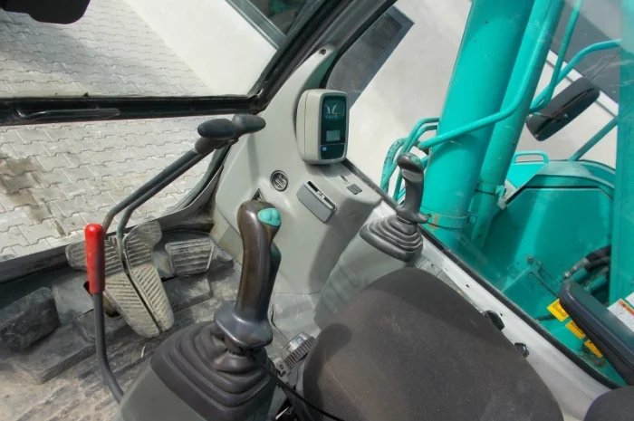 Экскаватор короткого радиуса Kobelco SK235SR на гусеничном ходу- фото № 4