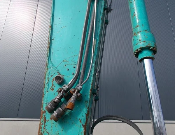 Экскаватор короткого радиуса Kobelco SK235SR на гусеничном ходу- фото № 8