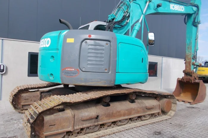 Экскаватор короткого радиуса Kobelco SK235SR на гусеничном ходу- фото № 9