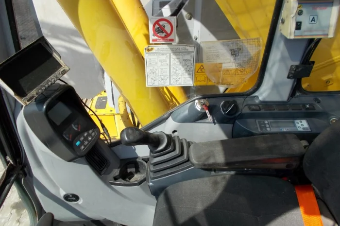 New Holland - экскаватор сверхмалого радиуса Kobelco E235BSR-2- фото № 3