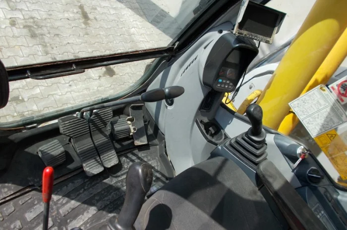 New Holland - экскаватор сверхмалого радиуса Kobelco E235BSR-2- фото № 4