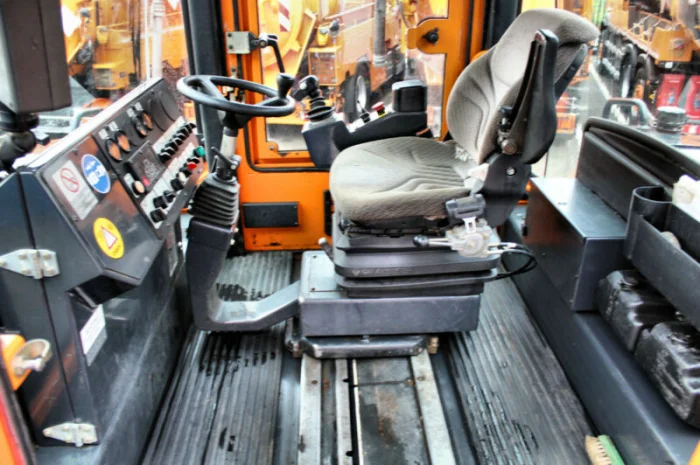 Комбинированный каток Bomag BW 174 AD-2M. Каток Bomag с разбрасывателем- фото № 9