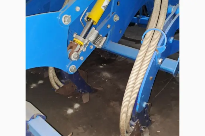 Глубокорыхлитель с внесениeм удобрений Farmet Digger 3 Fert+ Compact- фото № 4