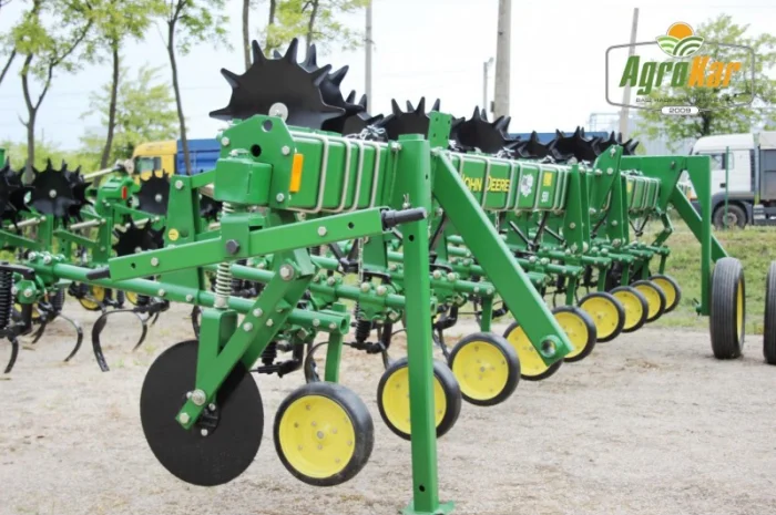 Просапний культиватор John Deere 825 (8 рядів)- фото № 1