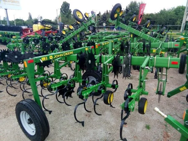 Культиватор пропашной John Deere 825- фото № 1