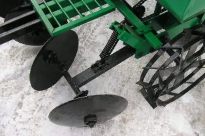 Картоплесаджалка 2-х рядкова, з регулюванням міжрядь, для мини и мото тракторов- фото № 5