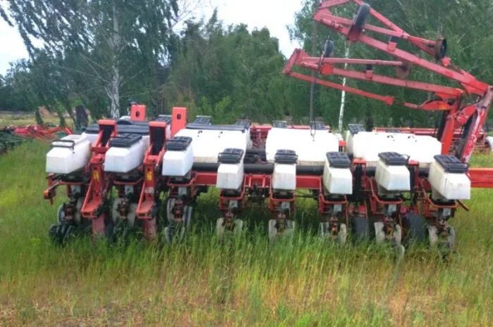 Сеялка пропашная 16-ти рядная пневматическая Massey Ferguson 555 TFF- фото № 1