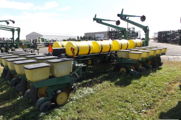 Сеялка пропашная John Deere 7000 (16-рядная, 70 см, удобрения)- фото № 2