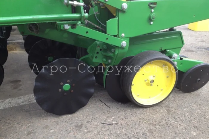 Сеялка пропашная John Deere 7000 (8-рядная, 70 см, удобрения)- фото № 3