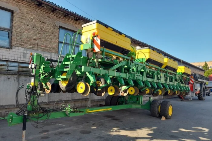 Сеялка точного высева пневматическая John Deere 1745- фото № 1