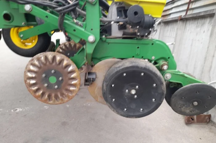 Сеялка точного высева пневматическая John Deere 1745- фото № 10