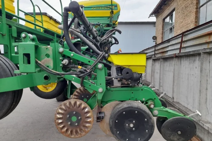 Сеялка точного высева пневматическая John Deere 1745- фото № 11