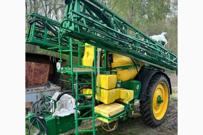Причіпний обприскувач John Deere 840- фото № 1