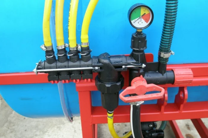 Продам опрыскиватель навесной 1000 литров 14, 16 метров штанга со стабилизацией- фото № 1