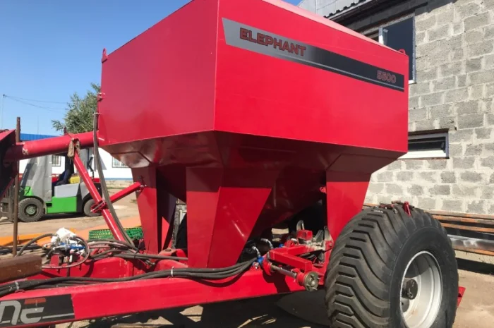 Прицепной пневматический бункер для внесения сухих удобрений ELEPHANT 5500- фото № 2