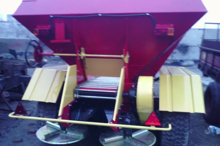 Розбрасыватель минеральных удобрений и песка МВУ-8- фото № 1