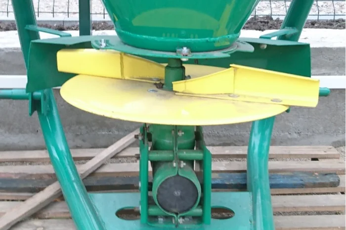 Машина внесения удобрений МВУ-700, Розкидач добрив МВД-0, 7, разбрасыватель. Акция- фото № 5