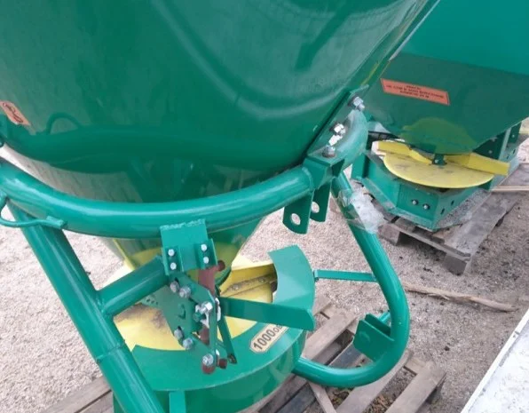 Разбрасыватель минеральных удобрений мвд 0, 7- фото № 4