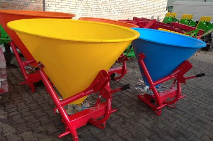Розкидач міндобрив 300кг, 500кг, 650кг 1000кг польський(пластик, метал)- фото № 1
