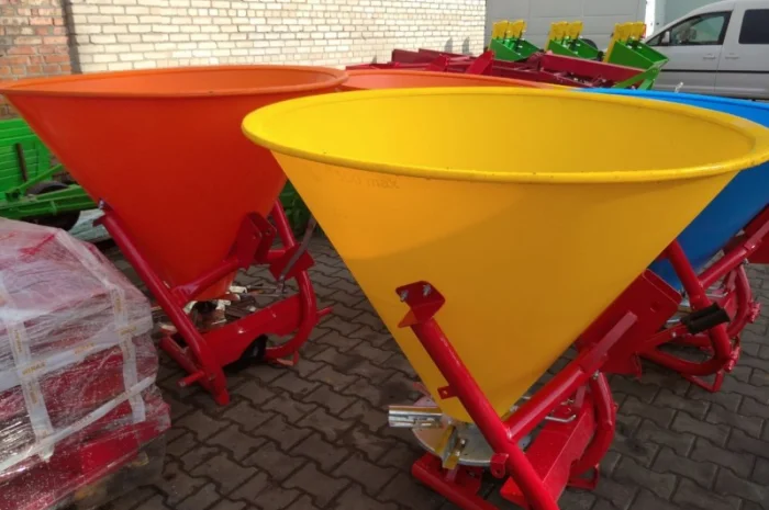 Розкидач міндобрив 300кг, 500кг, 650кг 1000кг польський(пластик, метал)- фото № 2