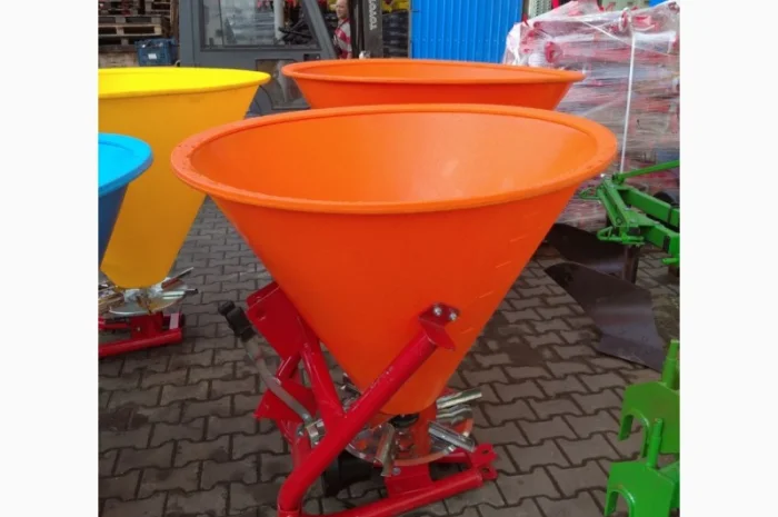 Розкидач міндобрив 300кг, 500кг, 650кг 1000кг польський(пластик, метал)- фото № 3