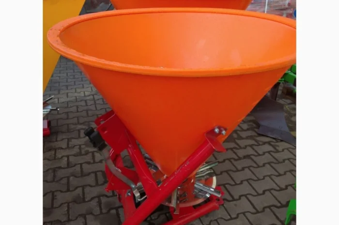 Розкидач міндобрив 300кг, 500кг, 650кг 1000кг польський(пластик, метал)- фото № 4