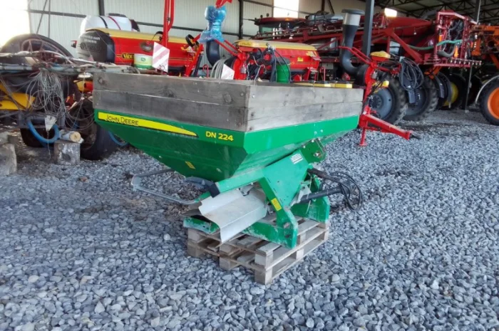 Продам розкидач добрив John Deere DN224 900л- фото № 1