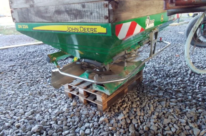 Продам розкидач добрив John Deere DN224 900л- фото № 2