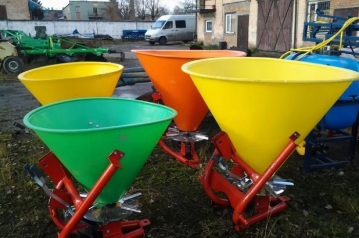 Розкидачі мін-добрив навісні Jar-met на 300-500 л- фото № 1