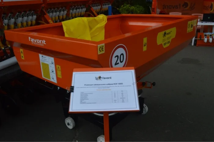 Розкидач мінеральних добрив РДФ-1000- фото № 1