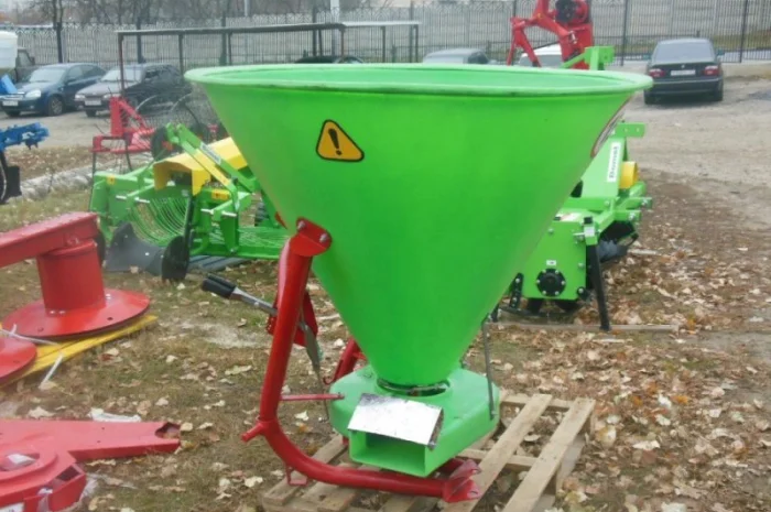 Расбрасыватели удобрений Jar-met, Польша 500, 650, 1000 кг (пластмаса, железо)- фото № 1