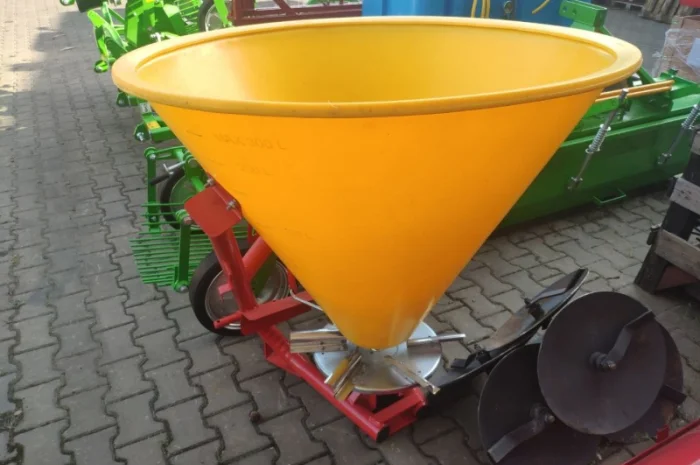 Розкидач міндобрив лійка рум 200 300 500 650 кг Польща- фото № 1