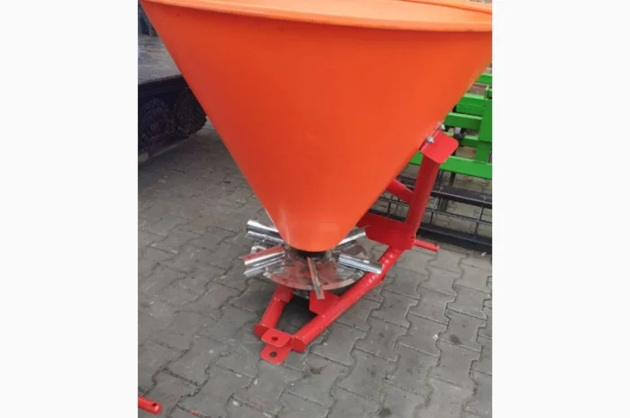 Розкидач міндобрив лійка рум 200 300 500 650 кг Польща- фото № 7