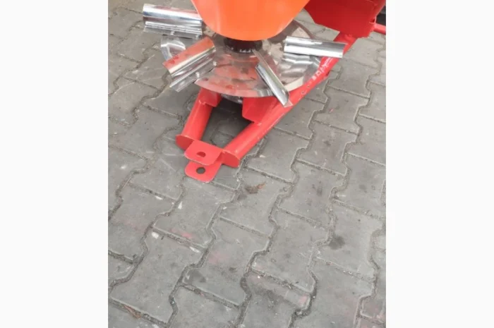 Розкидач міндобрив лійка рум 200 300 500 650 кг Польща- фото № 6