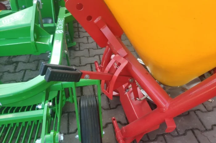 Розкидач міндобрив лійка рум 200 300 500 650 кг Польща- фото № 19