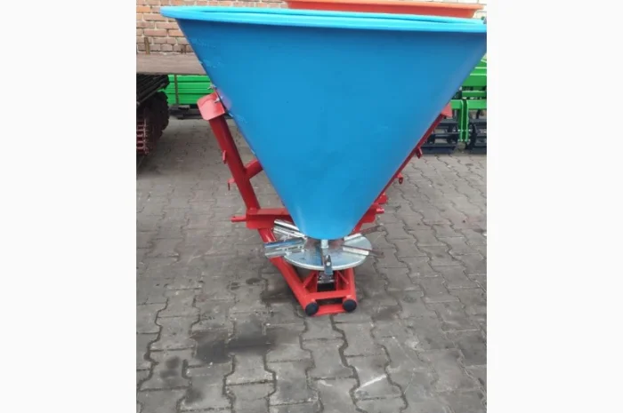 Розкидач міндобрив лійка рум 200 300 500 650 кг Польща- фото № 3