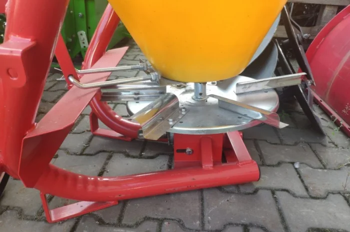 Розкидач міндобрив лійка рум 200 300 500 650 кг Польща- фото № 16