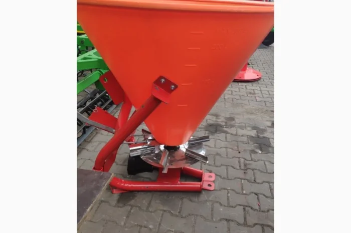 Розкидач міндобрив лійка рум 200 300 500 кг Strumyk- фото № 10