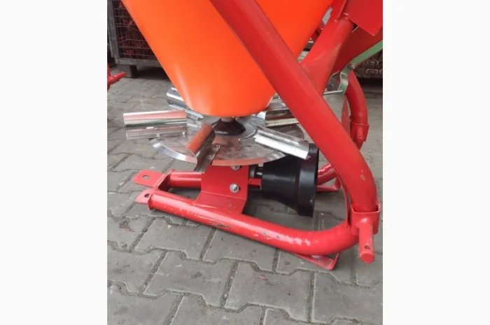 Розкидач міндобрив лійка рум 200 300 500 кг Strumyk- фото № 9