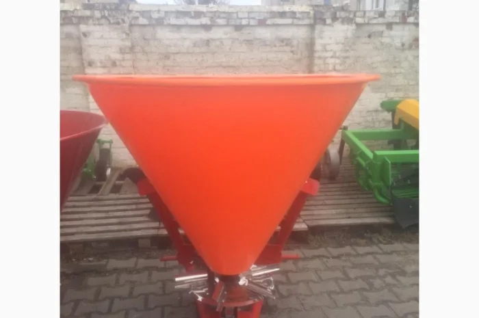 Розкидач міндобрив лійка рум 200 300 500 кг Strumyk- фото № 3